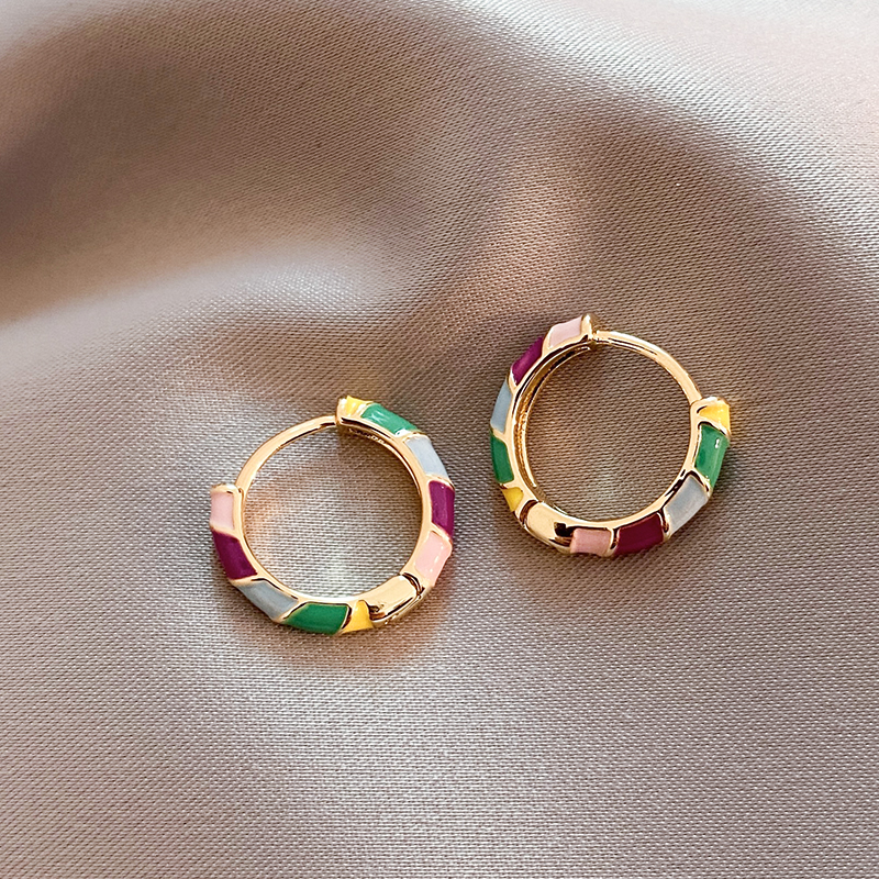 Pendientes elegantes dorados con esmalte
