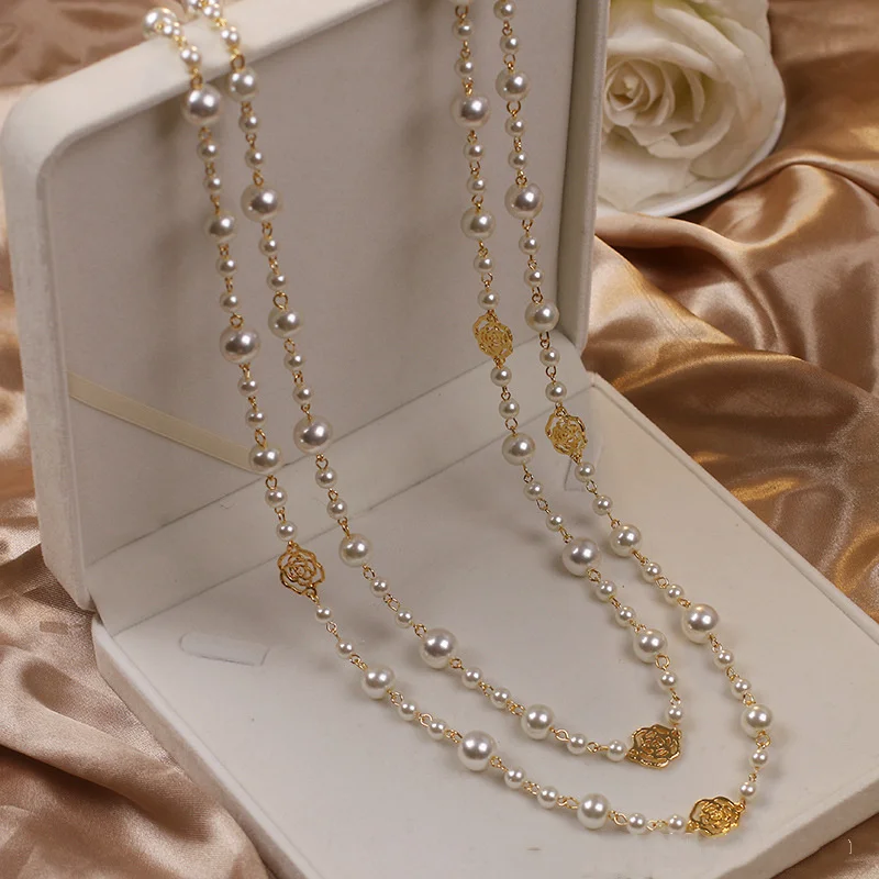 Collana elegante dorata con perle