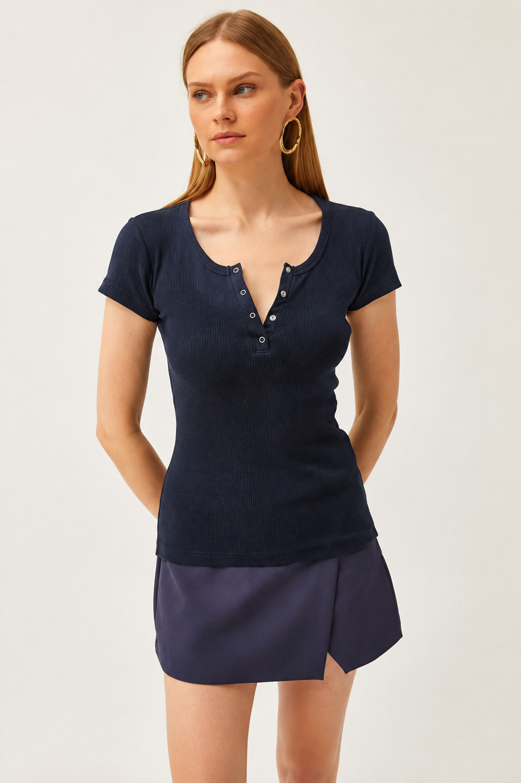 Suriya | Camiseta ajustada con botones decorativos