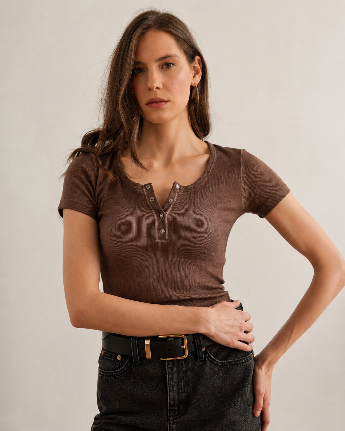 Suriya | Camiseta ajustada con botones decorativos