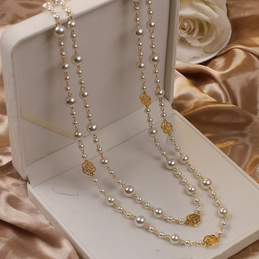 Collana elegante dorata con perle